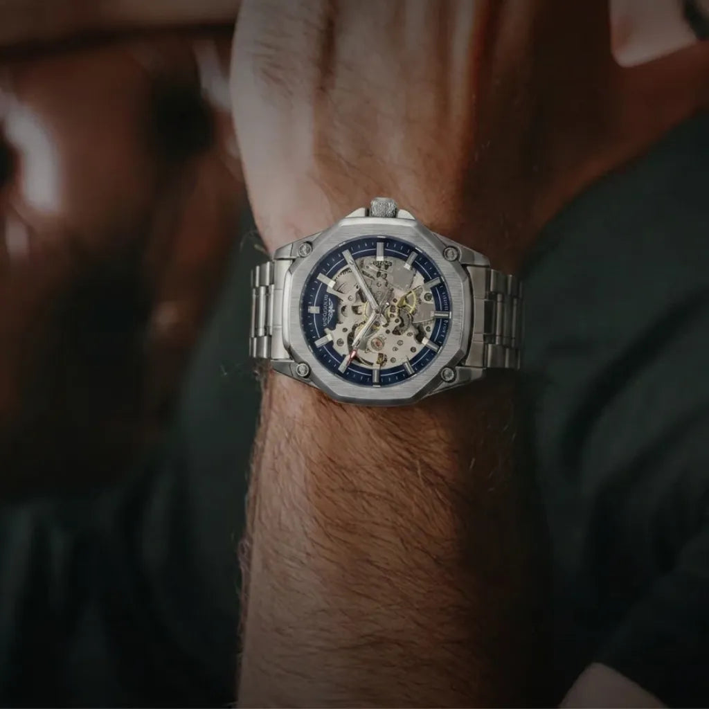 Detalhe mostrador azul transparente relógio skeleton LONGLUX 41mm