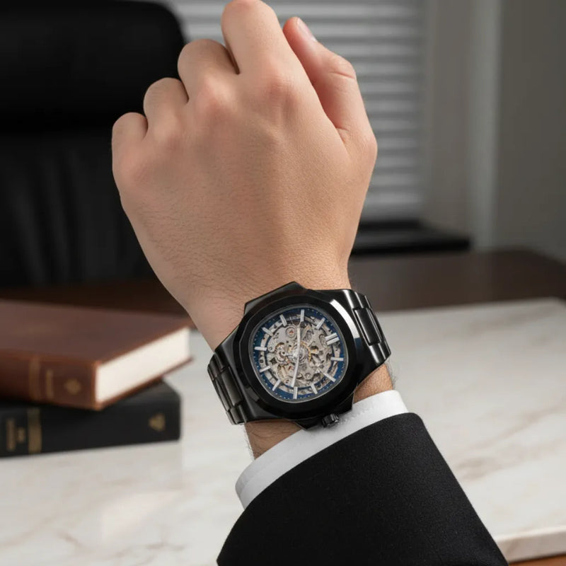 Detalhe do LongLux Patton Bule Black — mostrador esqueleto com engrenagens e ponteiros luminosos