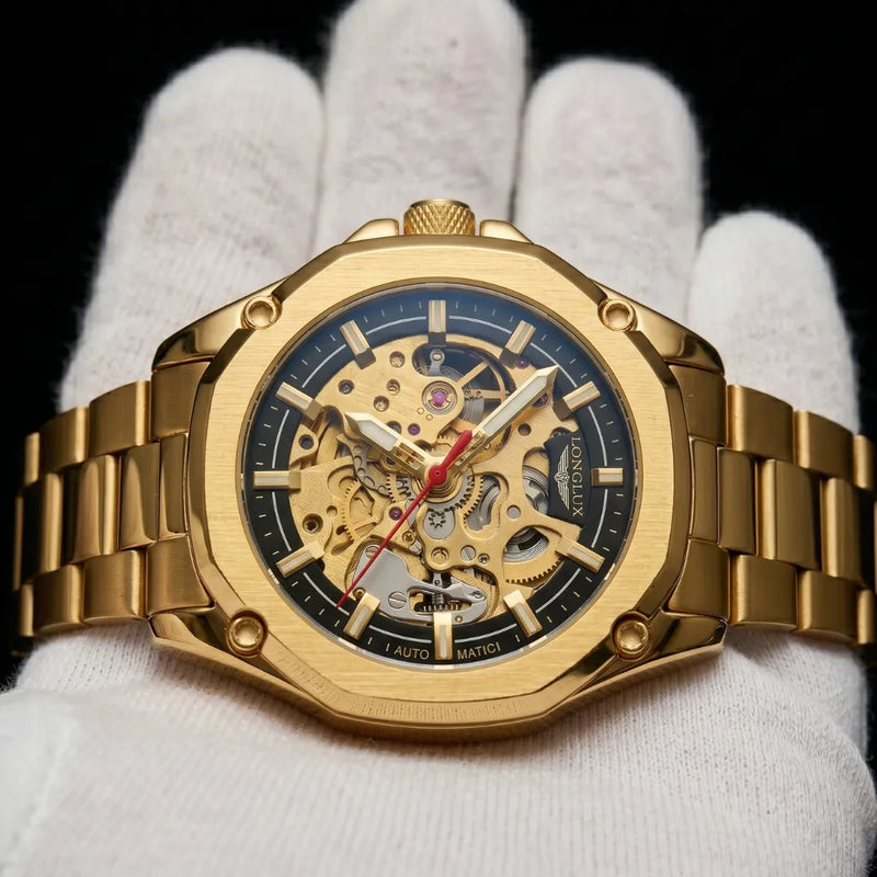 Relógio dourado masculino LongLux Skeleton com contrastes em preto e mostrador aparente