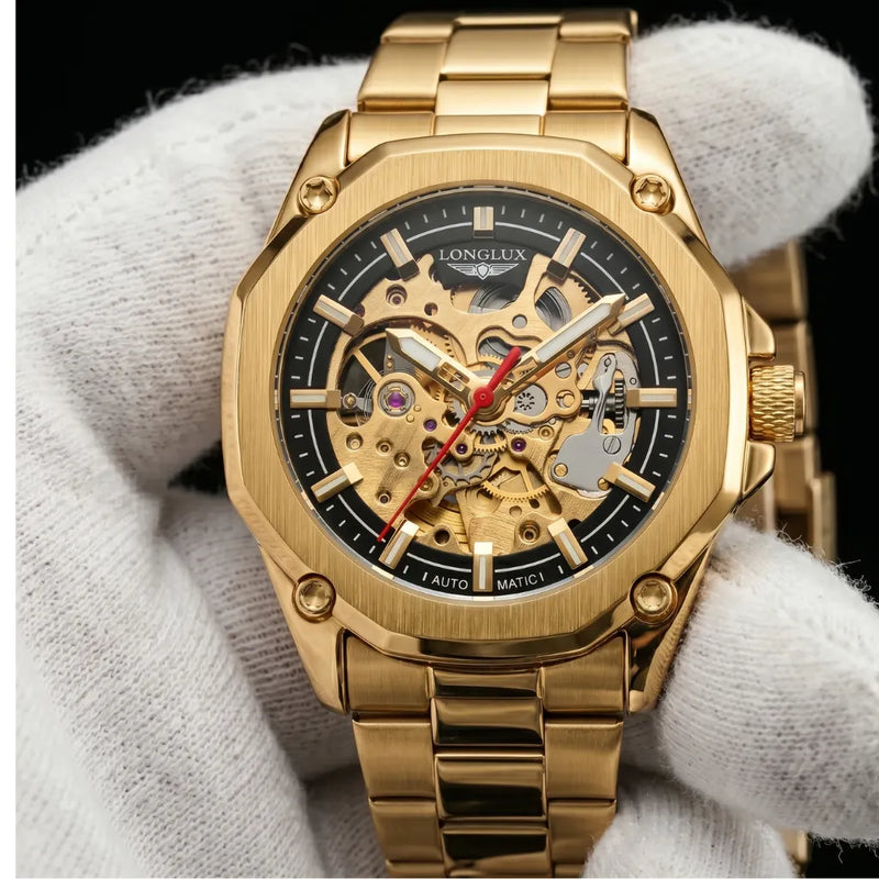 Detalhes em aço inoxidável do relógio dourado operando por movimento mecânico